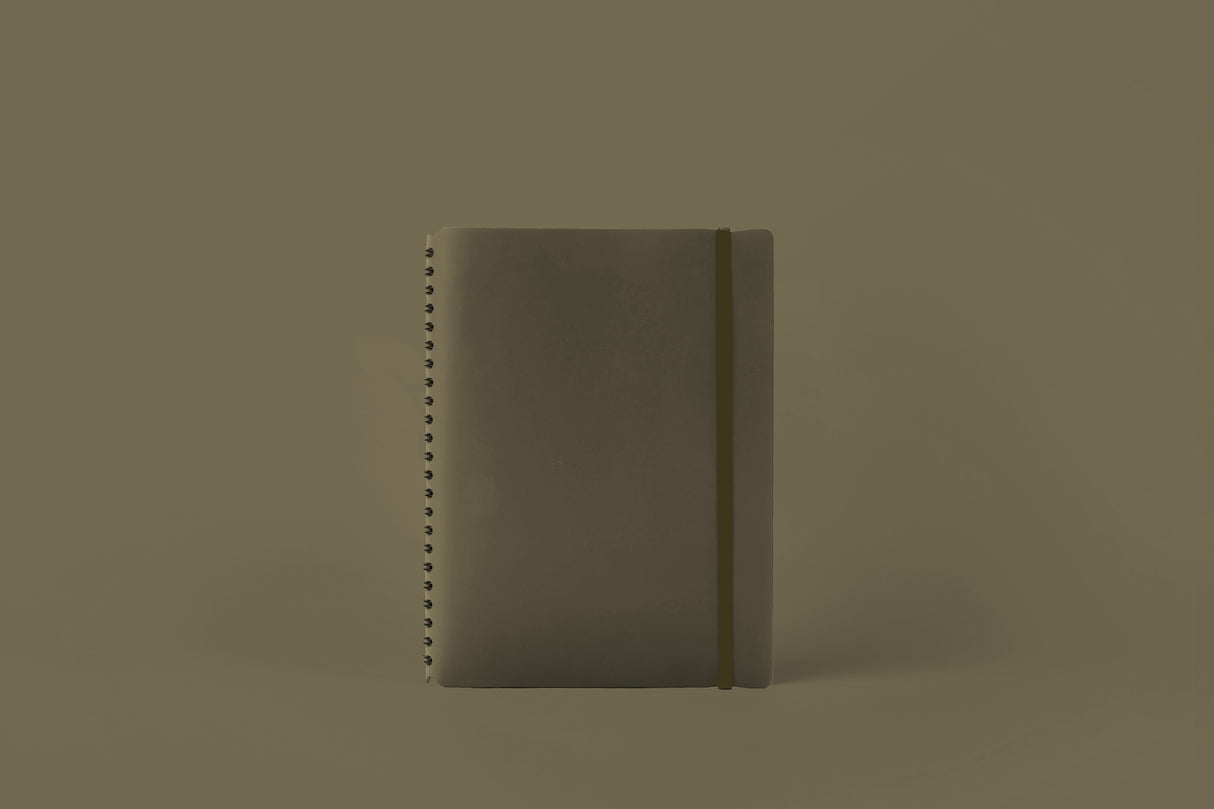 Libreta A5 de piel reciclada color oliva, cuaderno de notas elegante y sostenible.