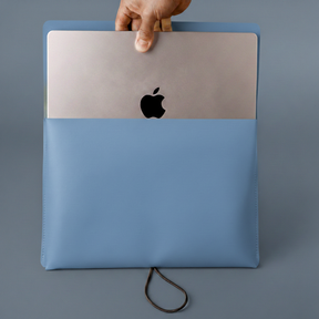 Funda para portátil de 13" hecha a mano en España, accesorio de piel reciclada para oficina y viajes