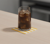 Posavasos cuadrado de piel reciclada con rayas amarillas, detalle de color para mesas contemporáneas.