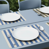 Decoración de mesa de exterior con individuales de piel reciclada resistentes a manchas, estilo contemporáneo.