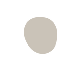 Alfombrilla de ratón con forma de piedra orgánica en piel reciclada color blanco, mousepad de diseño natural.