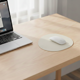 Ratón inalámbrico sobre alfombrilla de piel con forma de piedra, accesorio de escritorio ergonómico y decorativo.