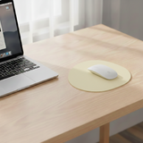 Ratón inalámbrico sobre alfombrilla de piel con forma de piedra, accesorio de escritorio ergonómico y decorativo.