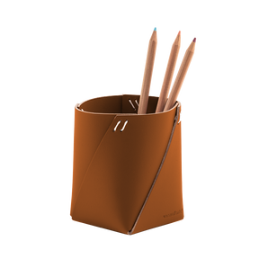 Portalápices de piel reciclada color matone, organizador de escritorio minimalista y elegante.