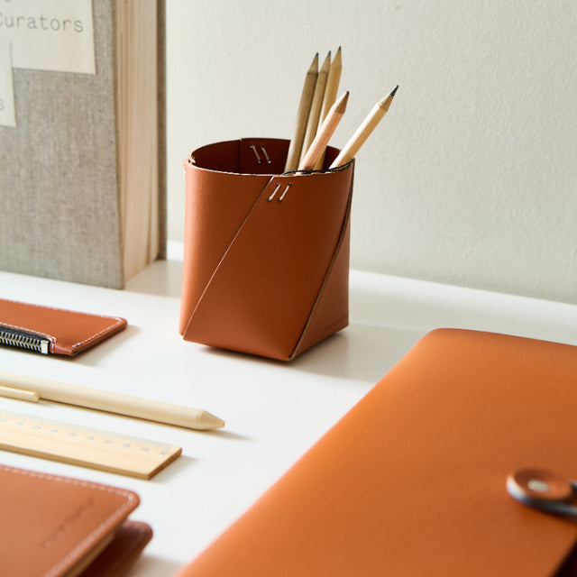 Portalápices de piel reciclada color matone, organizador de escritorio minimalista y elegante.