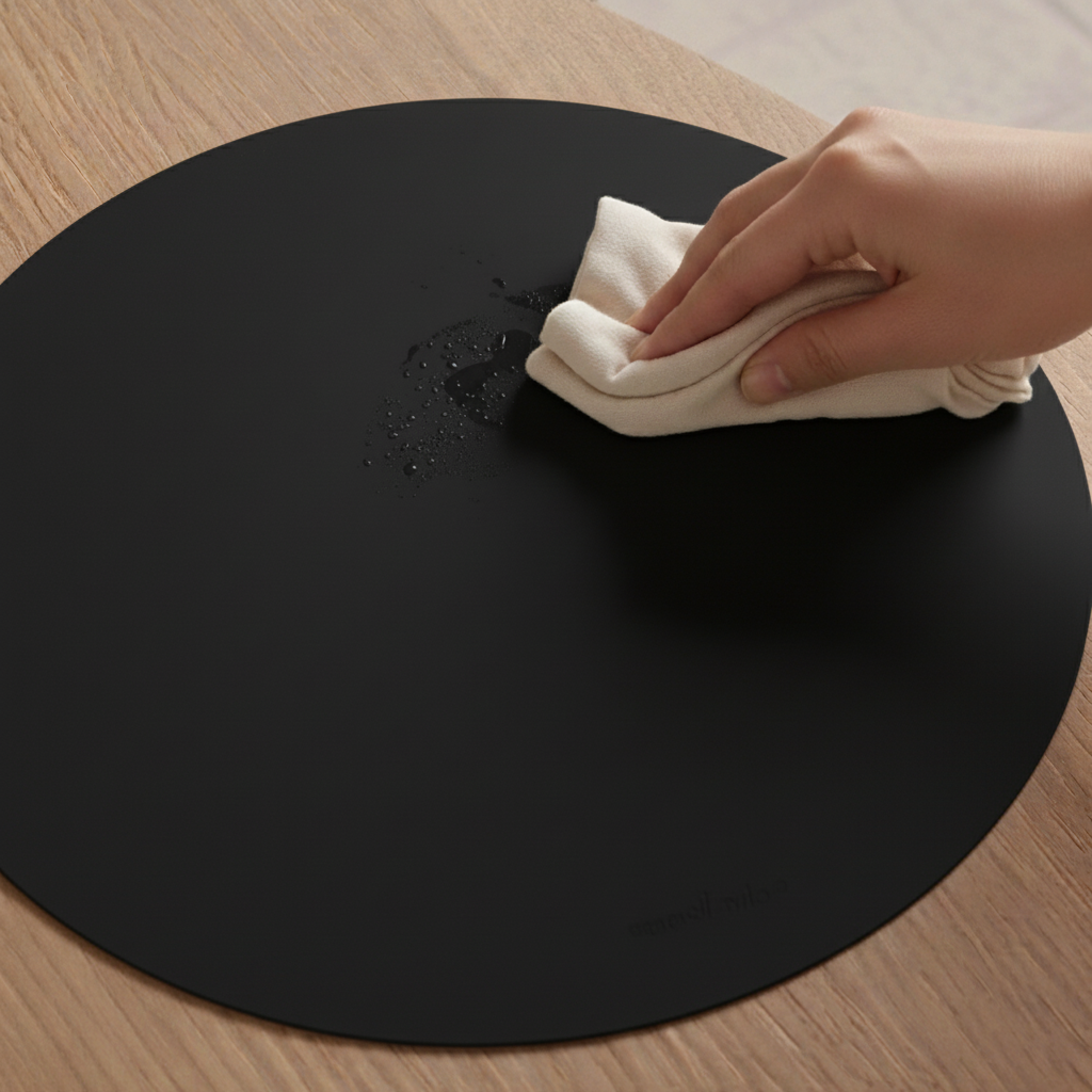 Black round placemat